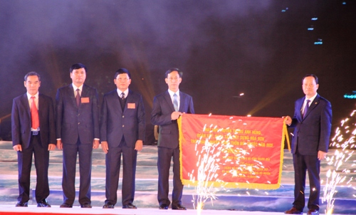 Bí thư Tỉnh ủy Trịnh Văn Chiến tặng Bức trướng cho Đảng bộ và nhân dân huyện Nga Sơn.