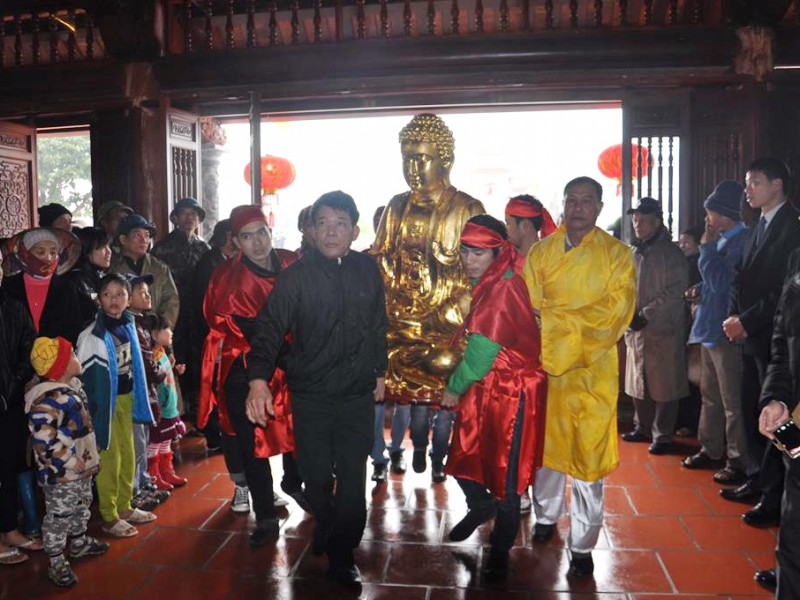 Tượng Phật được nghinh đón vào chùa