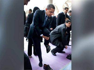 Tổng thống Mỹ cởi giầy khi vào chính điện lễ Phật